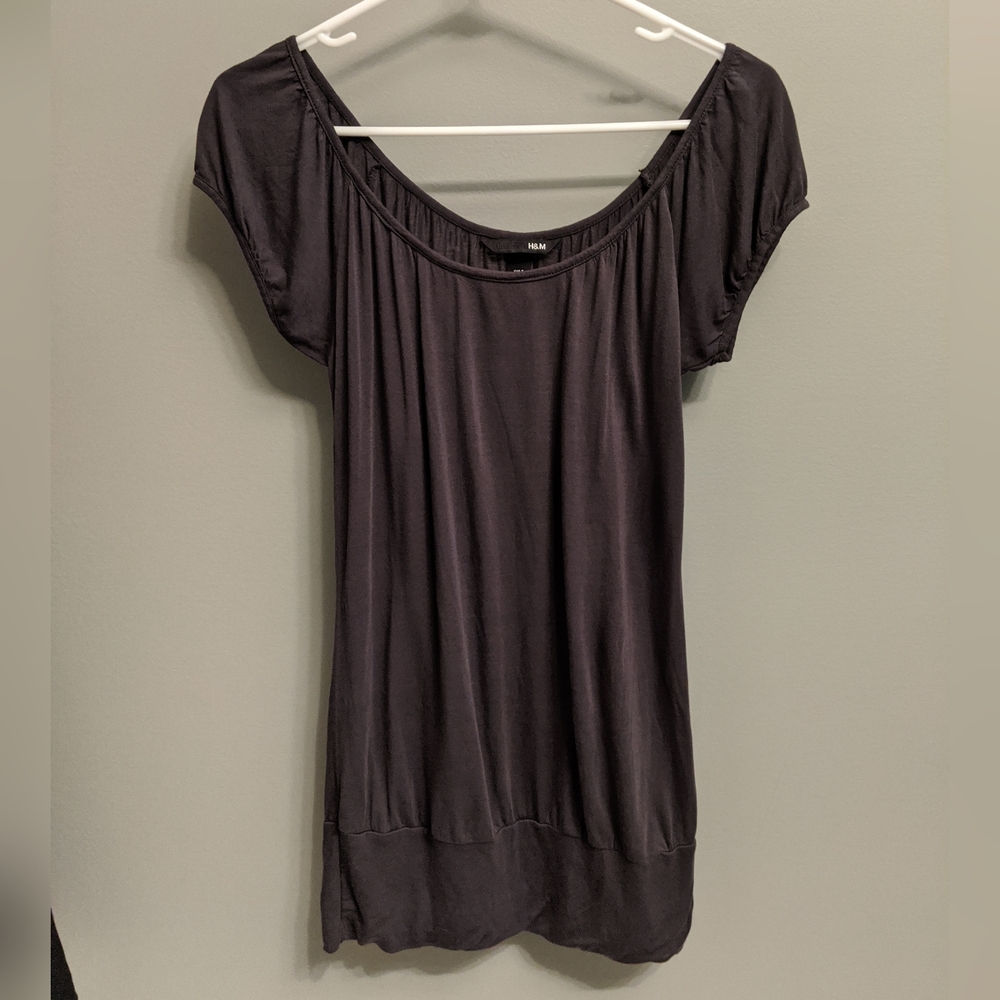 Dark gray H&M short sleeve scoop neck open back blouse - size small